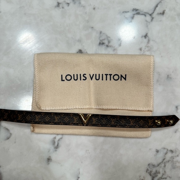Louis Vuitton Essential V Bracelet - Picture 2 of 4